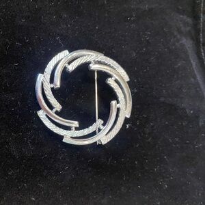 Vintage Brooch 1.5 Inches Silvertone Wreath Signed Sarah Coventry NWOT